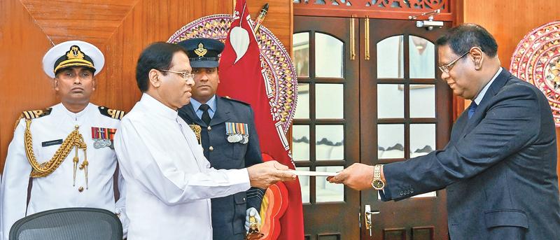 Justice Nalin Perera was sworn in as the Chief Justice before President Maithripala Sirisena at his official residence last evening. Picture by President’s Media Division.
