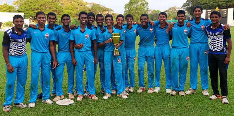    The champion S. Thomas’ College U-17 team comprising Thenuka, Afdhal, Anuk, Sheron, Methnuka, Surakshit, Ranuka, Vineth, Bhathiya, Manidu, Dulith, Induneth, Ranuk, Thavisha and Eriyan with their prize