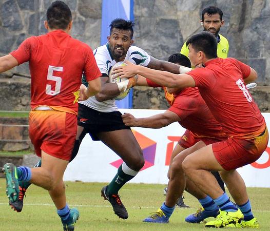 Sri Lanka player Gayan Weeraratne is action at last week’s Sevens (pic by Saman Mendis)
