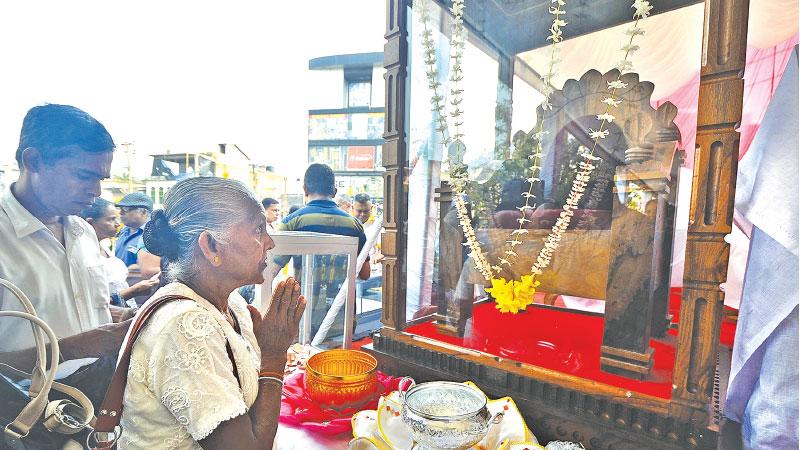 A huge throne exhibited in front of the clock tower at Ratnapura before the plating of silver and studding of gem stones