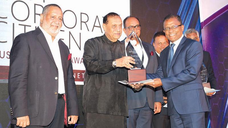 Bank of Ceylon CEO/General Manager Senarath Bandara receives the award from Speaker Karu Jayasuriya at the Best Corporate Citizen Sustainability Awards 2018.   