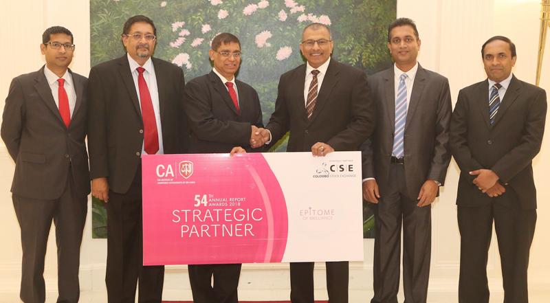 Chairman of the Colombo Stock Exchange,Ray Abeywardena exchanges the sponsorship cheque with President of the Institute of Chartered Accountants of Sri Lanka, Jagath Perera. Also in the picture are; CA Sri Lanka’s Vice President, Manil Jayesinghe, Chairman of the Annual Report Awards Committee, Heshana Kuruppu, along with CSE’s CEO, Rajeeva Bandaranaike and Head of Market Development, Niroshan Wijesundere. 