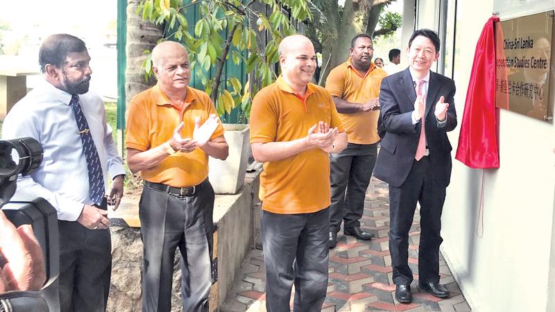 China’s State Council’s Development Research Centre’s (DRC) Vice President, Dr. Long Guoqiang opens the China-Sri Lanka Cooperation Studies Centre of the Pathfinder Foundation.   