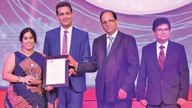 HNB Chief Financial Officer, Anusha Gallage receives the Silver Award in the Banking Institutions category from Chairman of the Annual Report Awards Committee 2018, Heshana Kuruppu. Past President of The Institute of Chartered Accountants of Sri Lanka, Yohan Perera and Secretary of The Institute of Chartered Accountants of Sri Lanka, Prasanna Liyanage look on.   