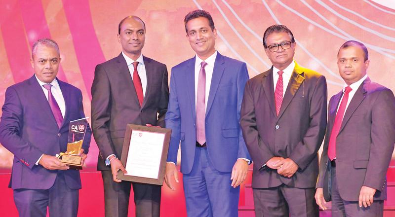 Managing Director of Softlogic Life, Iftikar Ahamed and Head of Finance of Softlogic Life, Nuwan Pushpakumara receive the ‘Insurance Companies Gold Award’ at the CA Annual Report Awards, 2018.   