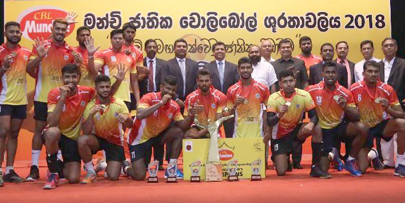 The champion men’s volleyball team from the Air Force comprising ADC Kumara, SA Janitha Surath, NA Udaya Rukmal, SAP Dissanayake, GLM Wasanthapriya, MR Ramanayake, PLD Madushika, SA Thilanka Sanjaya, RoshanThilanga, WGD Fernando, MMD Chamara, SRC Wimaladasa, SV Sagara and DA Kasun Udara pose with the trophy  