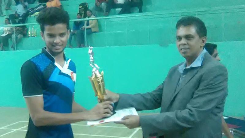 Ranthushka Karunathilaka receiving the men’s Singles trophy at the Uva Province Badminton championships from Sri Lanka Badminton President Nishantha Jayasinghe     