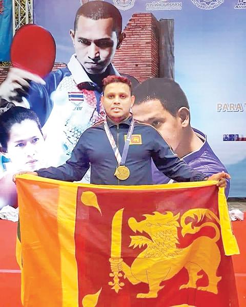 Dinesh Deshapriya with his gold medal