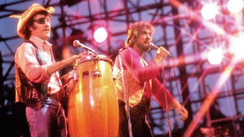 Sawyer (left) performs in New York with Dennis Locorriere in 1979