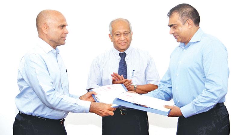 From left : Chairman Express Newspapers (Cey) (Pvt) Ltd., Hari Selvanathan, Managing Director Express Newspapers (Cey) (Pvt) Ltd., Kumar Nadesan and Group Chairman Thinathanthi S. Balasubramanian Adityan.