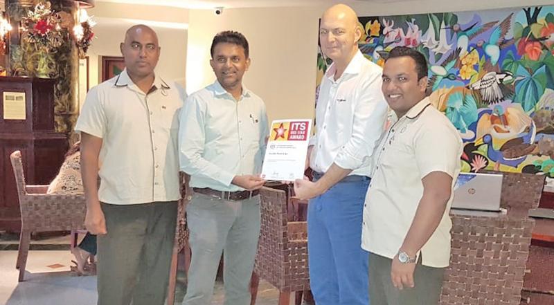 Browns Hotels and Resorts Group General Manager Eksath Wijeratne receives the ITS Red Star Award from Go Vacations General Manager Tim Grosse. 