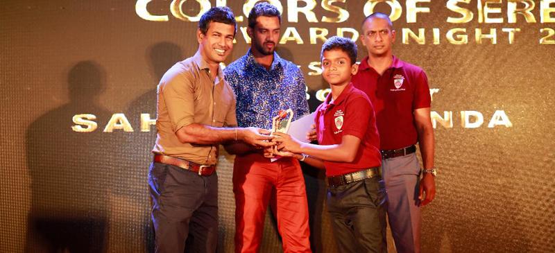 Winner of the Serendib International Cricket Academy award Sahas Nuiminda receiving his prize from former Sri Lanka players Nuwan Kulasekara and Sachitra Senanayake.    