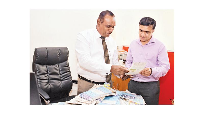  Senior Manager Advertising Sanath Preethijith (left) and Editor in Chief of Silumina Chaminda Wariyagoda selecting the Readers Coupon No.12 winners of the Observer - Mobitel School Cricketer 2019 contest at Lake House.  Pic by Saman Mendis   