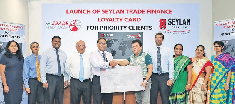 Seylan Bank PLC Director and CEO Kapila Ariyaratne and Lanka Ashok Leyland CEO Umesh Gautham exchange a replica of the Trade Loyalty Card, flanked by the senior management of Seylan Bank.   