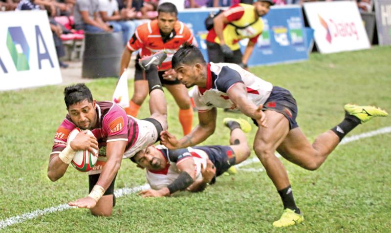 Havelocks winger Sandun Herath is poised to score his team’s first try against Kandy SC yesterday.  (Pic by Thilak Perera)    