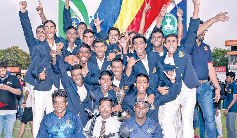 The Thurstan College squad comprising Sandaru Dias (captain), Ayesh Harshana (vice-captain), Bavantha Jayasinghe, Yohan Liyanage, Ranesh Silva, Jayavihan Mahavithana, Shalaka Bandara, Pruthuvi Tharukshaya, Sanath Nandina, Avishka Kaushalya, Anju Karunanayake, Prasanna Pushpakumara, Nimesh Perera, Rashika Hiripitiya, Udith Wickramaarachchi, Dhasun Jayawardena, and Nulaksha Malith pose with their trophy after beating Isipathana College