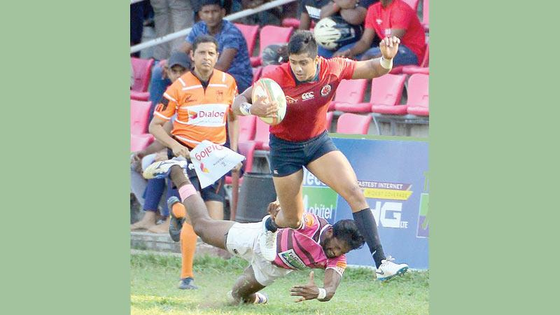 CR and FC winger Reza Refaideen breaks through a tackle against Havelocks in their Dialog Super Round rugby match at Havelock Park yesterday. Havelocks won the match 21-14 (Picture by Saman Mendis)    