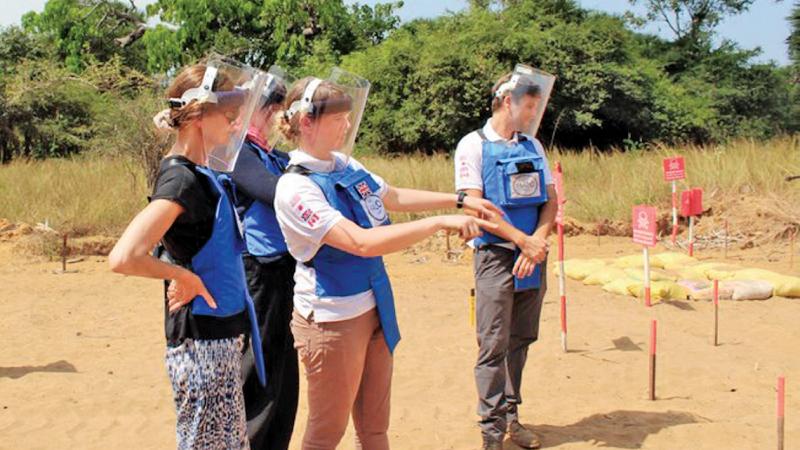 At the Muhamalai minefield in the North - Norwegian funding for demining will be channeled through the Halo Trust and the Mine Advisory Group.