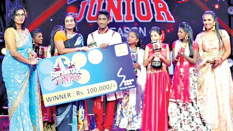 The winner, Lohaviyasan of Batticaloa receives the prize.