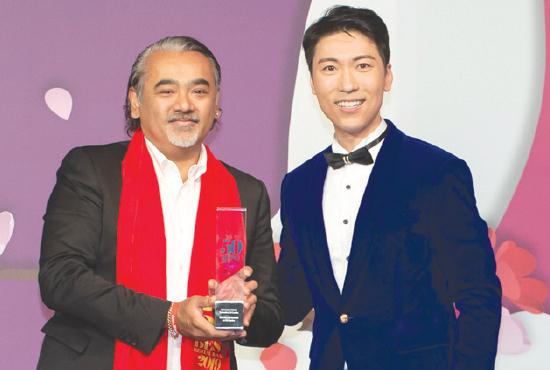 Chef Dharshan(left) accepting the award on behalf of Ministry of Crab