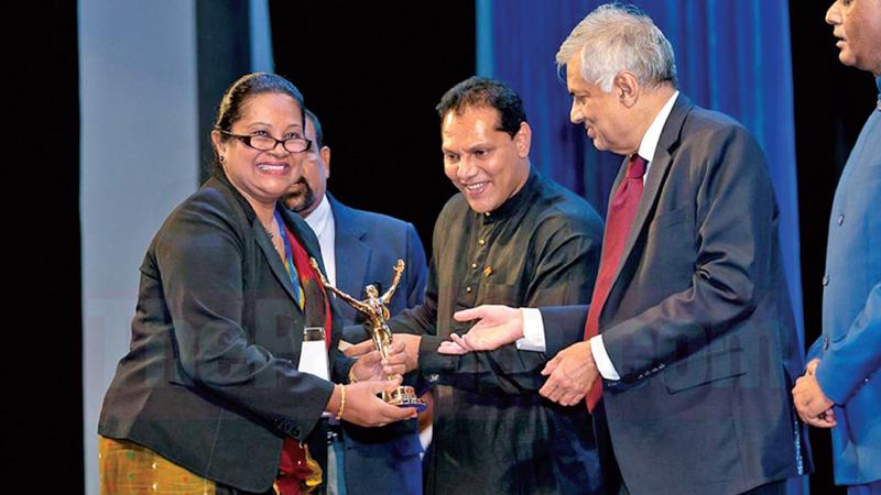 Dr. Samantha Nanayakkara receiving her award