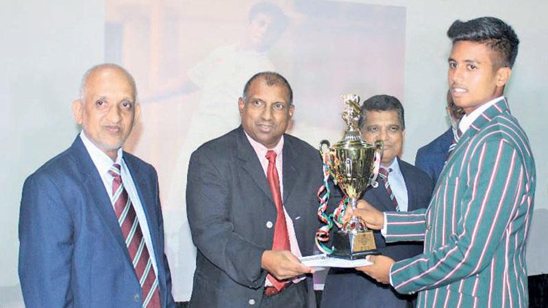 Best All-rounder and Best Bowler Imthiyas Slaza receiving his award from Aravinda de Silva. Principal Triizviiy Marikkar, Cricket Committee Chairman Zaheer Marzook, BOG Chairman Fouzul Hameed and Prof. MTA Furkahn were also present.  