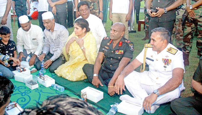 Colombo Mayor Rosy Senanayake with Army Commander Lt. Gen. Mahesh Senanayake and Navy Commander Vice Admiral Piyal de Silva. Pic: Chaminda Niroshana