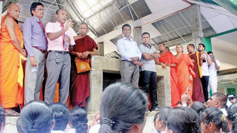 Dr. Indika Rathnayaka, Secretary to the GMOA at the KTH addressing the media at the hospital Pix – Chaminda Niroshana