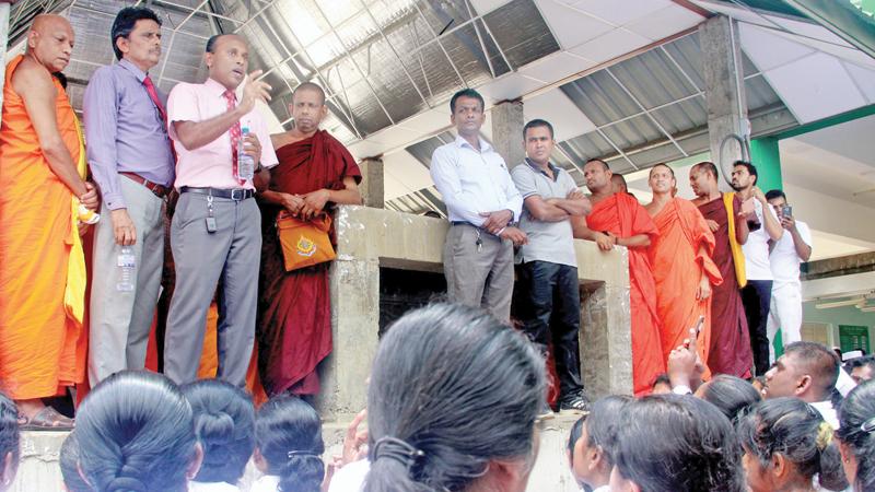 Dr. Indika Rathnayaka, Secretary to the GMOA at the KTH addressing the media at the hospital Pix – Chaminda Niroshana 