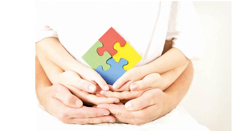 Autism-hands-holding-puzzle