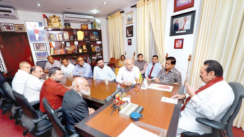 Muslim parliamentarians who resigned from their ministerial portfolios met Opposition Leader Mahinda Rajapaksa at his official residence in Wijerama Mawatha, Colombo 7 yesterday. The parliamentarians discussed issues relating to peace and reconciliation. 