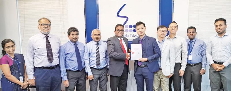 SLT and Huawei officials after the signing of the MoU.