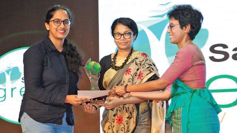 Udari Mohotti receiving her award