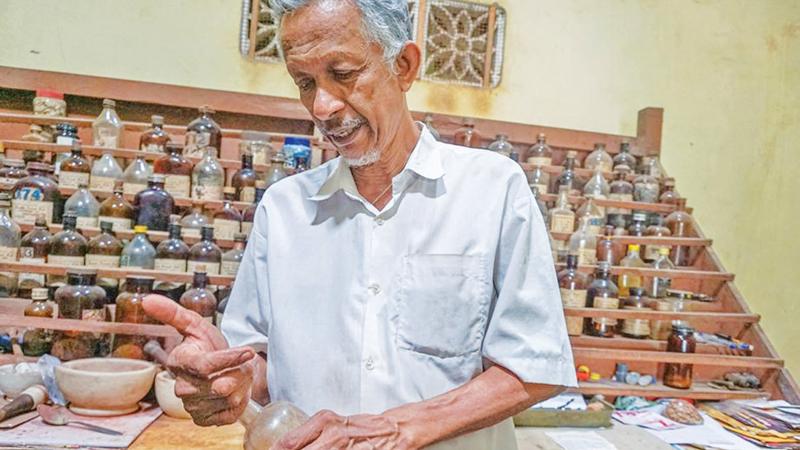 Ratnasabapathy Ponnaiah examines remedies at Siddha Ayurvedic Dispensary in Kalviyankadu