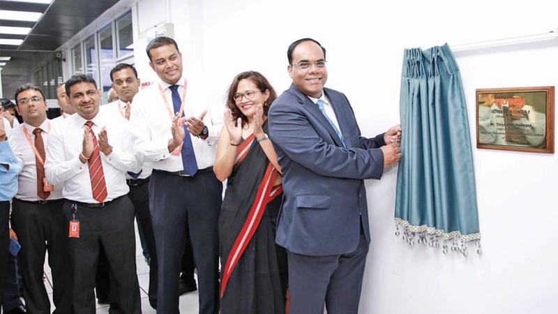  Hutch CEO Thirukumar Nadarasa flanked by other officials of the company unveils the new NFV facility at Walpola, Ragama. Pic: Vimal Karunatilleke 