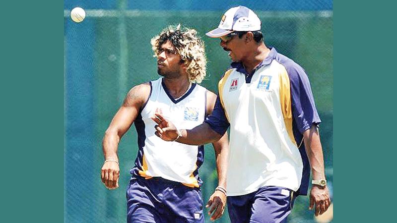 Champaka Ramanayake (right) talks to Lasith Malinga  when he was bowling coach
