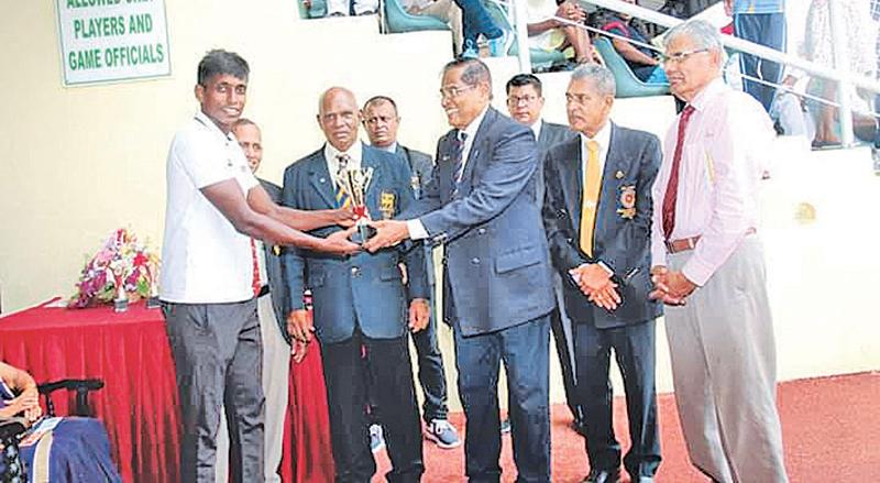 Sanjaya Jayasinghe, most valuable athlete receiving his award from the chief guest P.H.D. Waidyatilaka