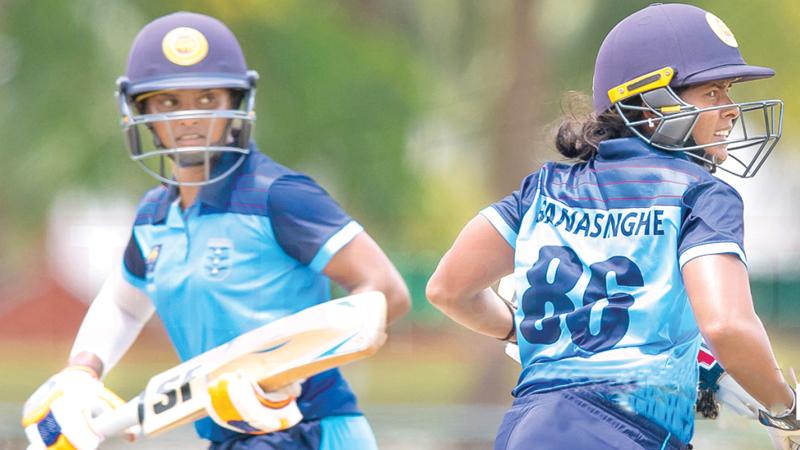 Air Force players Tharuka Shehani (left) and Oshadi Ranasinghe cross for runs during their final League match against Army