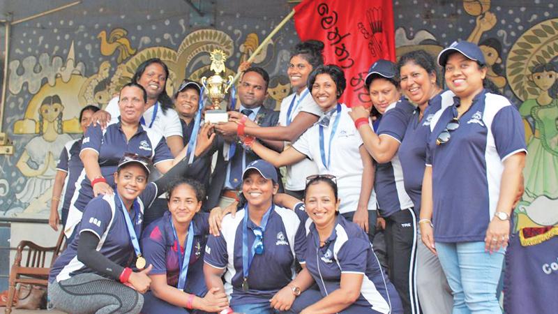 Captain of the Meththa House Jayathri Upendra receiving champions trophy from the chief guest Sports Info Chairman and Managing Director Thilan Rangana while members of the winning team Himali, Niroshani, Hansi, Sithumi, Sandali, Dilani, Dilrukshi, Shiromi, Ranoja, Samadi and Udayangani celebrate the occasion