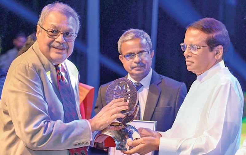 Group Chairman of Ceylon Biscuits Limited, Ramya Wickramasingha receives the National Quality Award from President Maithripala Sirisena. 
