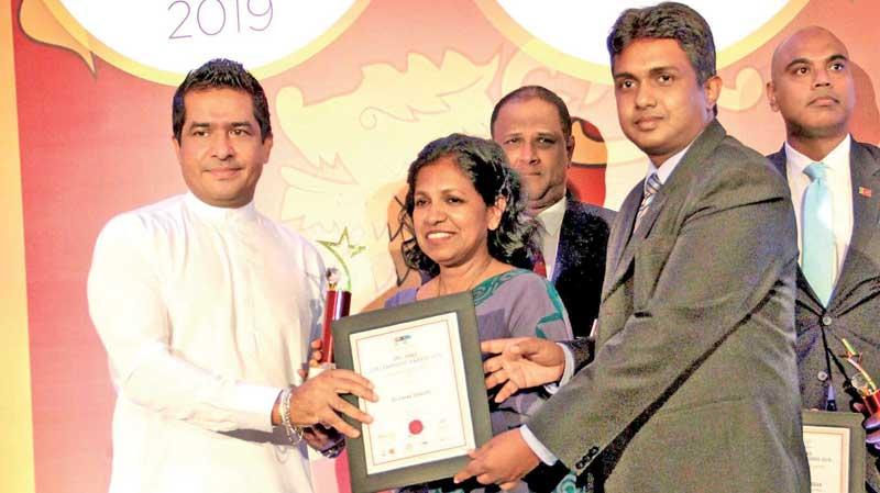 Deputy General Managers, SLT, Nilanthi Jayakody and Asitha Jayasekara receive the award from Minister of Science, Technology and Research, Sujeewa Senasinghe.  