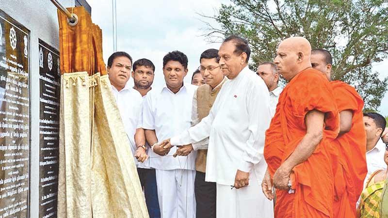 Speaker Karu Jayasuriya and Housing Minister Sajith Premadasa at the ceremony to lay the foundation stone for the Ven. Maduluwawe Sobitha Thero village in the Anuradhapura District in May 2018