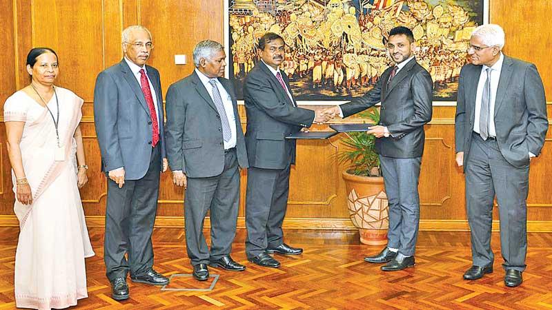 Director, FIU, D. M. Rupasinghe and Chairman of CMA, C. A. Wijeyeweere, exchange the MOU. Central Bank Governor Dr. Indrajit Coomaraswamy, Deputy Governor H. A. Karunaratne, Assistant Governor Mrs. S. Gunaratne and senior officials of the CMA were also present.  