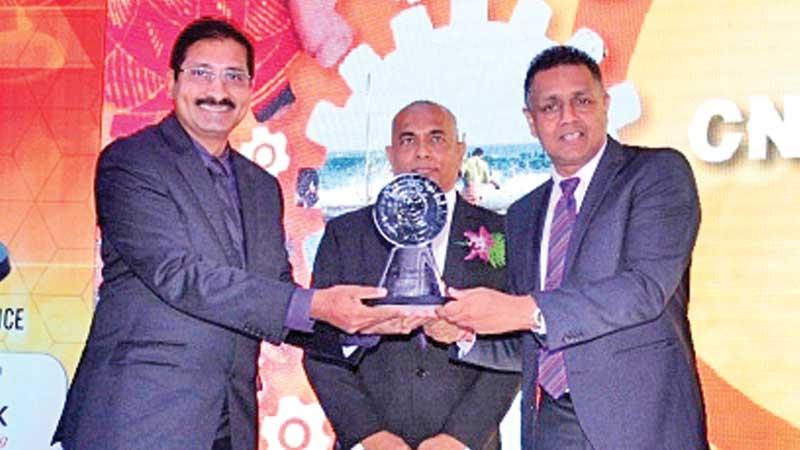DFCC Bank DCEO Thimal Perera (right) presents an award to a winner in the large category.
