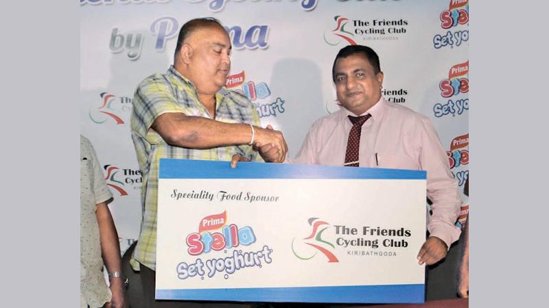 Dinesh Sumanachandra, Event Manger Ceylon Agro Industrial (left) handing over the sponsorship to the president of Friends Cycling Club Amal Rodrigo