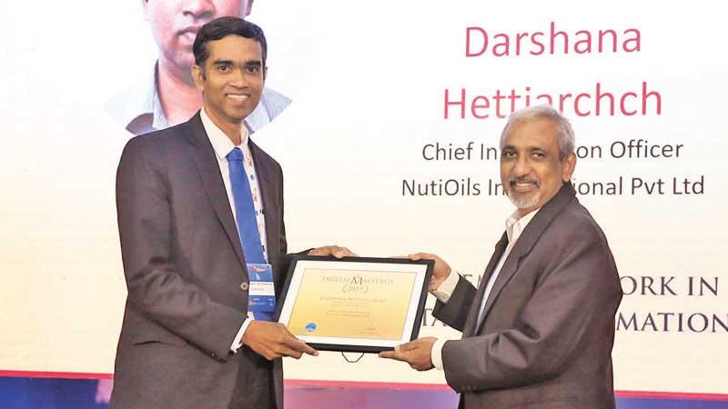 Nutioils, VP/CIO Darshana Hettiarachchi receives the award from Director, Layers-7 Seguro Consultoria, Sujit Christy.  