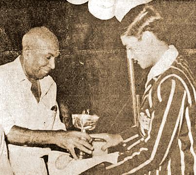 Ranjan Madugalle receives the Schoolboy Cricketer of the Year award from Edwin Tillekeratne, the Deputy Minister of Parliamentary Affairs and Sports in 1979
