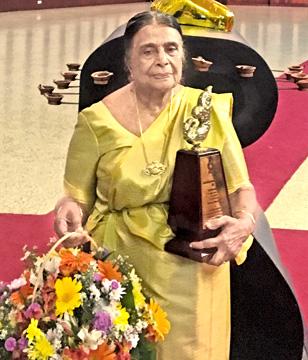 Kamala with the Sahityaratna Lifetime award.    