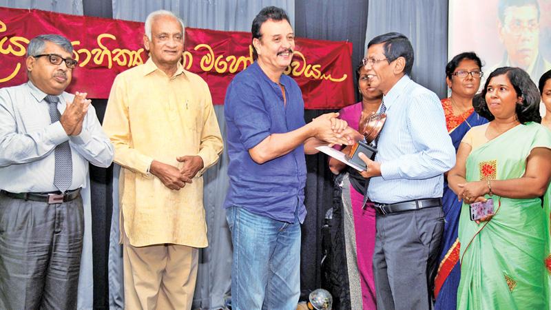 Sunanda Kodagoda receiving the Pranama Abhisheka Award from Rodney Fraser, Western Provincial Councillor. Sunil Kannangara / Colombo District Secretary and veteran Actor Kalasoori Sathischandra Edirisinghe, Dilrukshi Walpola, Maharagama Divisional Secretary are also in the picture.