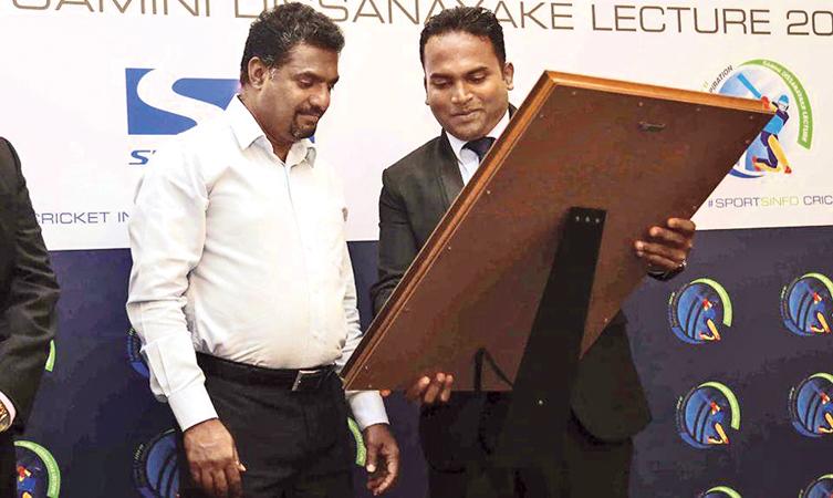 Muttaih Muralideran receiving a special memento from Sportsinfo Chairman Thilan Rangana  